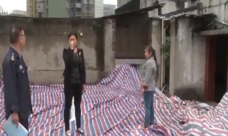 鄭州裝飾公司獲悉：重慶市民稱假期在家看瀑布，房屋漏水漏到懷疑人生